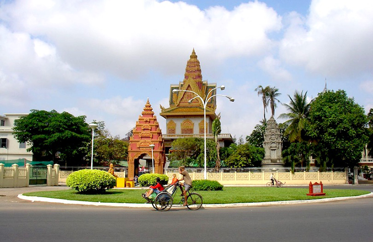 Chùa Ounalom: Khu phức hợp gồm hơn 40 tòa nhà này được coi là trụ sở Phật giáo của Campuchia. Được xây dựng xong vào năm 1443, các chùa và bảo tháp xinh đẹp, được trang trí công phu này rất thú vị để khám phá. Mặc dù từng bị hư hại, phần lớn các bức tượng của ngôi đền đã được khôi phục và tiếp tục được viếng thăm trong các cuộc hành hương linh thiêng.
