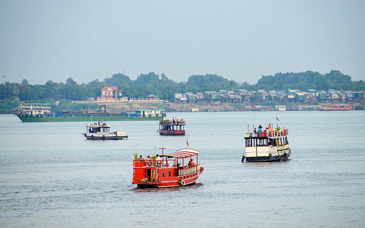 Đi thuyền trên sông ở Phnom Penh: Phnom Penh là một thành phố ven sông nơi thường xuyên có các chuyến tàu du lịch ngắm hoàng hôn khởi hành từ bờ sông trong khoảng thời gian từ 5 giờ chiều đến 7 giờ 30 tối, đi dọc theo sông Tonlé Sap và sông Mekong.
