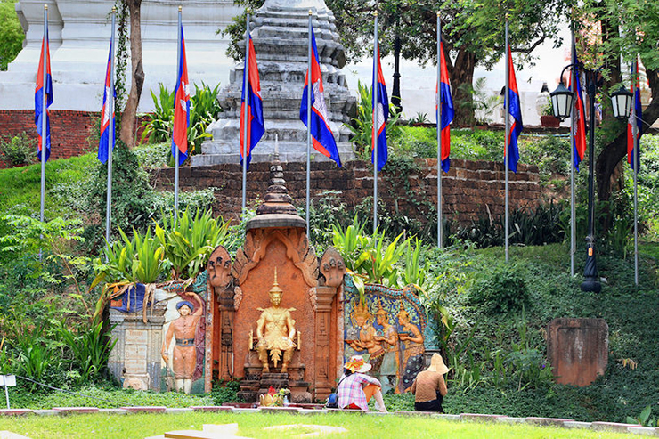 Chùa Wat Phnom: Bản thân ngôi đền đáng chú ý vì tầm quan trọng lịch sử hơn là kiến trúc bên ngoài, nhưng công viên bao quanh ngôi chùa&nbsp;là một không gian xanh mát mẻ và thư thái.
