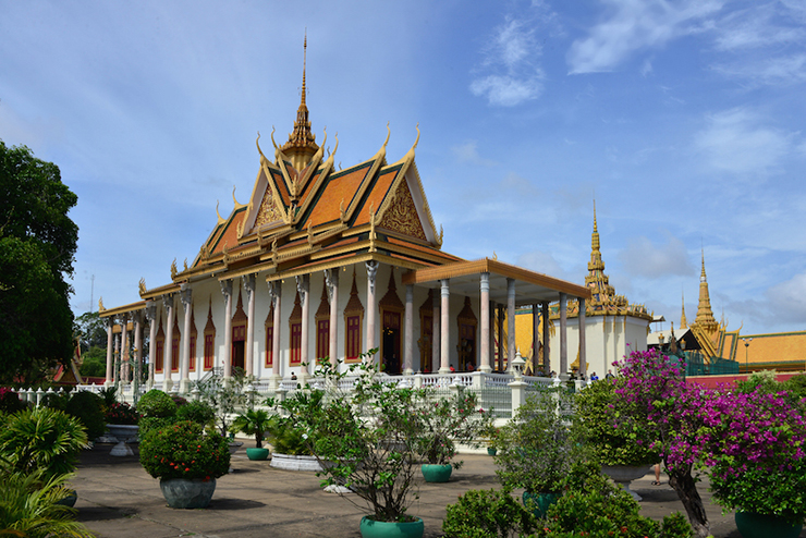 Cung điện Hoàng gia: Với những mái nhà Khmer cổ điển và lối trang trí lộng lẫy, Cung điện Hoàng gia từng là nơi ở của hoàng thất kể từ những năm 1860. Quần thể công trình này có 4 kiến trúc chính là Chùa Bạc, Cung điện Khemarin, Sảnh ngai vàng và Nội điện.
