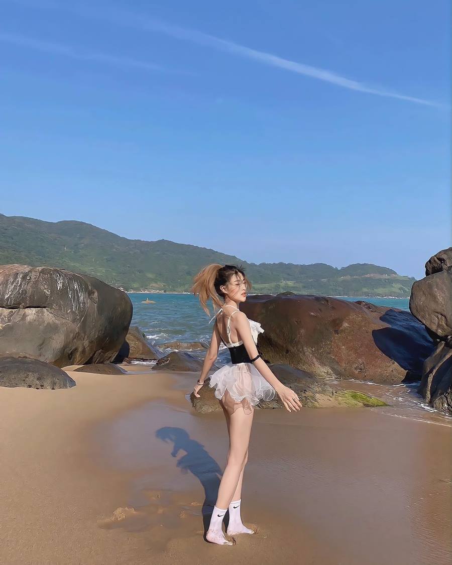 Giám đốc quê Quảng Trị khéo chọn váy đi biển, điểm cut out tôn dáng như nữ thần - 4