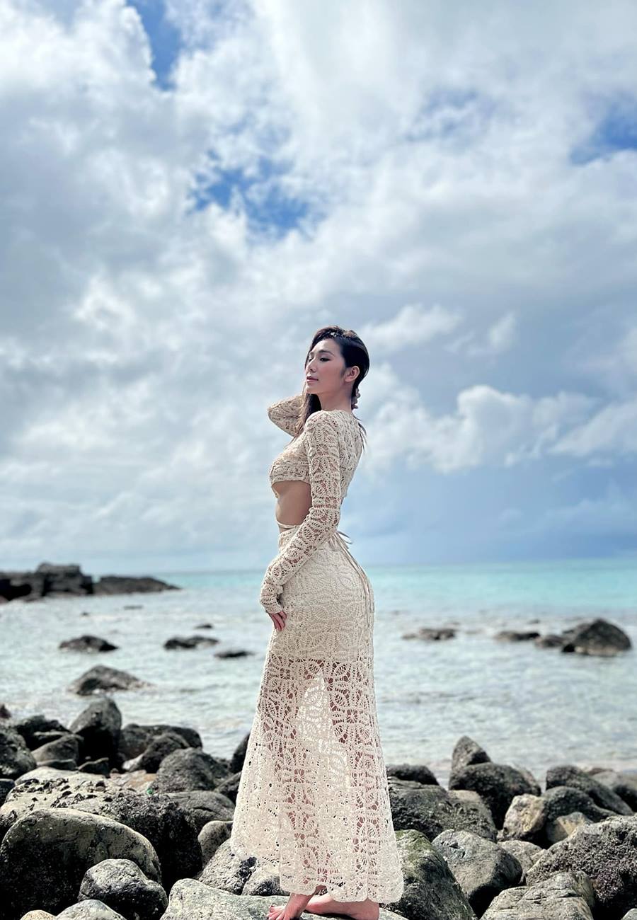 Giám đốc quê Quảng Trị khéo chọn váy đi biển, điểm cut out tôn dáng như nữ thần - 2