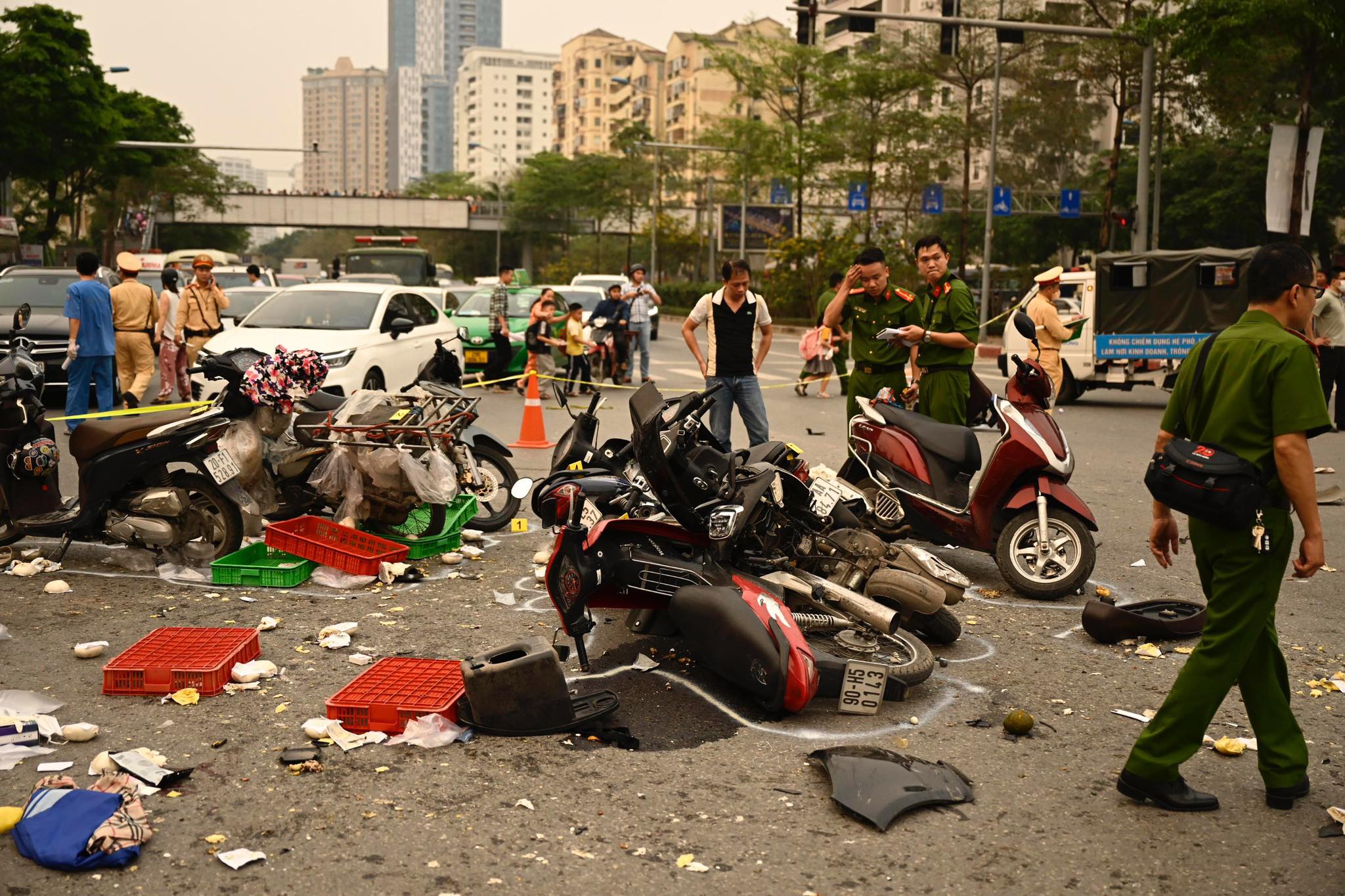 Vụ ô tô tông 17 xe máy ở Hà Nội: Tạm giữ hình sự tài xế - 2
