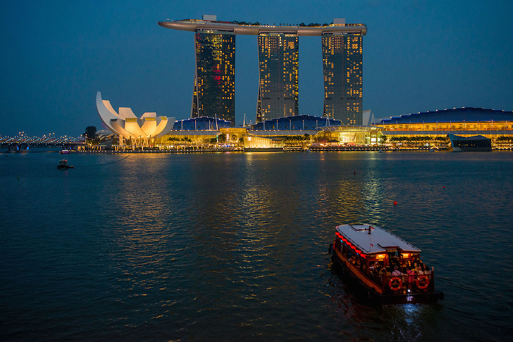 Marina Bay Sands: Marina Bay Sands là một khu nghỉ dưỡng tiêu tốn 5,7 tỷ USD để xây dựng, khiến nó trở thành tòa nhà đắt nhất thế giới. Đây cũng là một khu phức hợp tích hợp bao gồm một khách sạn sang trọng, nhà hàng, vô số cửa hiệu, trung tâm hội nghị, nhà hát, Bảo tàng Khoa học Nghệ thuật và các trung tâm giải trí khác.
