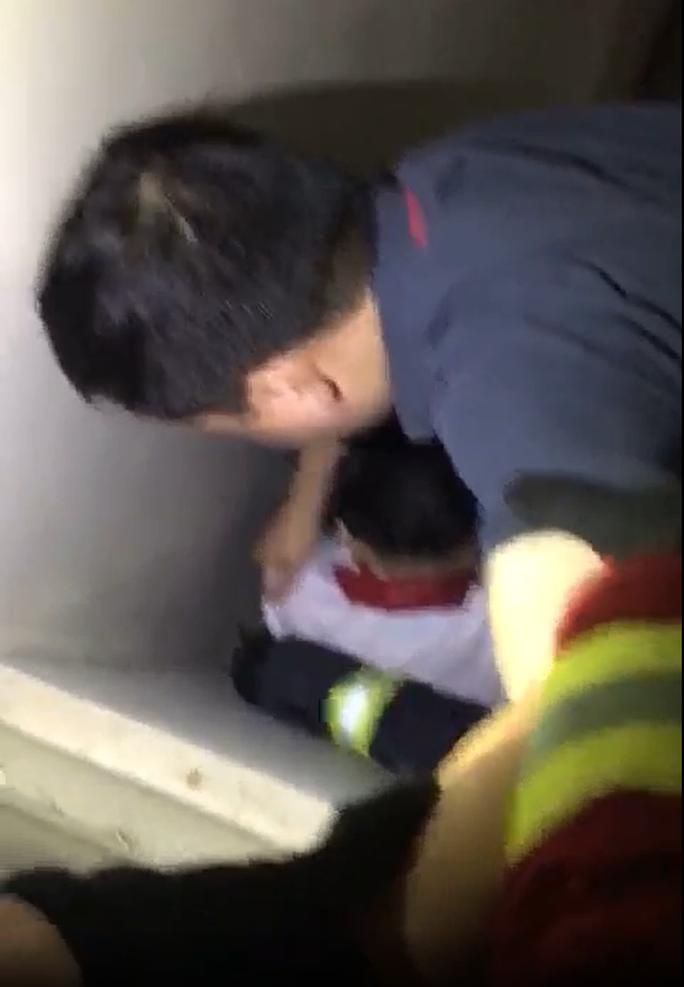 CLIP: Cảnh sát giải cứu bé trai mắc kẹt ở hố tum tầng 20 chung cư - 1