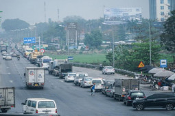 Hà Nội ”tắc” đăng kiểm, chủ xe đi tỉnh khác không được lại quay về Hà Nội xếp hàng chờ