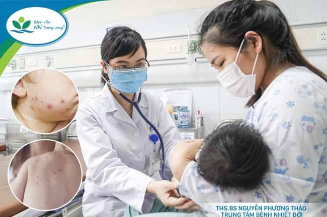 ThS.BS Nguyễn Phương Thảo đang khám cho bệnh nhân