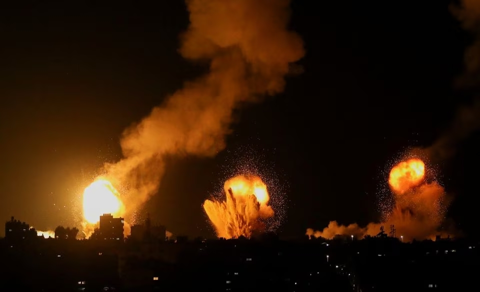 Quân đội Israel tấn công một loạt địa điểm ở dải Gaza(ảnh: Reuters)