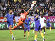 Bóng đá - Tranh cãi V-League: Thủ môn &quot;ăn đạp&quot; vẫn bị phạt thẻ, đội nhà chịu penalty