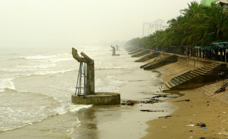 Những bàn tay khổng lồ xuất hiện dọc bờ biển Hải Tiến (Hoằng Hóa, Thanh Hóa). Ảnh: ĐẶNG TRUNG