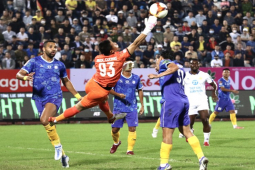 Tranh cãi V-League: Thủ môn ”ăn đạp” vẫn bị phạt thẻ, đội nhà chịu penalty