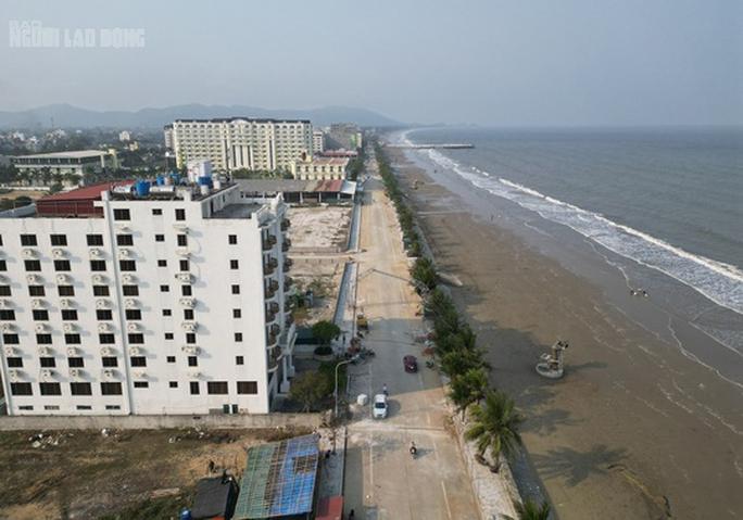 Bờ biển Hải Tiến dài khoảng 12 km, tuy nhiên nơi đây hiện chỉ có một đoạn đường được đầu tư quy mô chạy sát bờ biển bắt đầu tư bãi neo đậu tàu thuyền xã Hoằng Thanh tới khu vực bến thuyền trung tâm