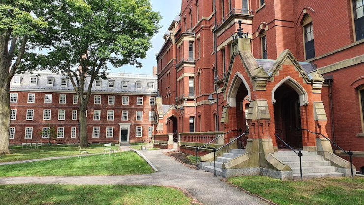 Năm 1727, Đại học Harvard thành lập các chức danh giáo sư về toán học và khoa học tự nhiên để đáp ứng sự phát triển của cuộc cách mạng công nghiệp ở Bắc Mỹ, nhu cầu về khoa học ứng dụng của ngành công nghiệp và thương mại mới nổi.&nbsp;
