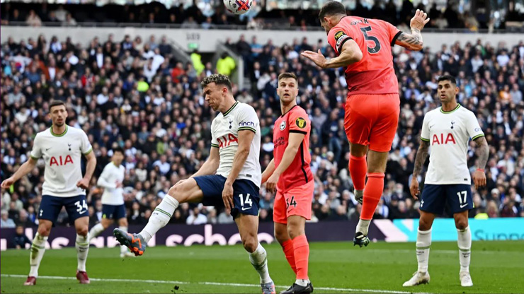 Lewis Dunk bật lên đánh đầu chính xác gỡ hòa cho Brighton