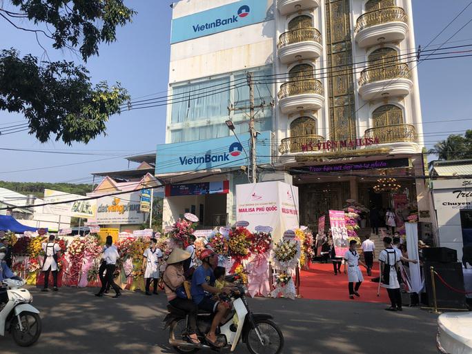 Phú Quốc kẹt xe gần 2 km vì &#34;đại gia&#34; khai trương thẩm mỹ viện - 1