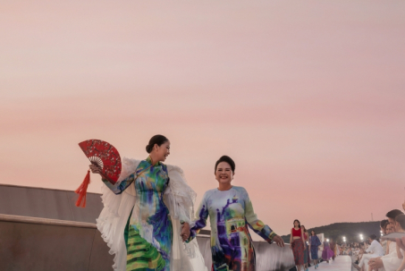 Hoa hậu Ngọc Châu cùng mẹ diễn thời trang trên chiếc cầu đón hoàng hôn đẹp nhất Việt Nam