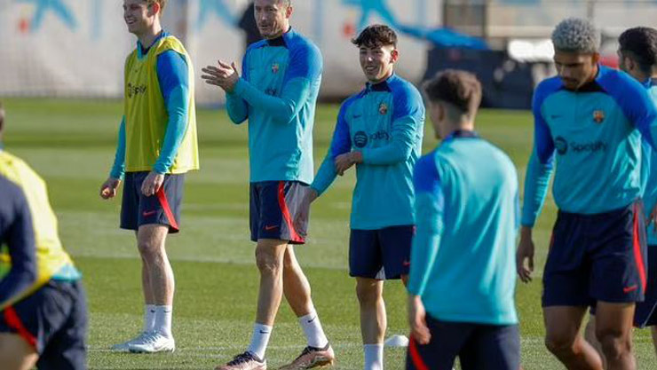 Các cầu thủ Barca nhắn tin cho nhau trong nhóm chat WhatsApp để chia vui sau thất bại của Real Madrid