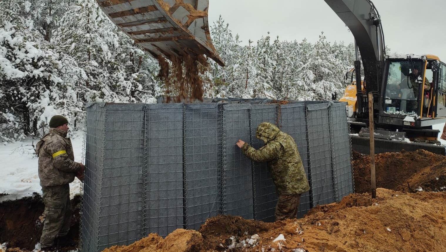 Quân đội Ukraine bố trí công sự phòng thủ ở biên giới phía Bắc (ảnh: Guardian)