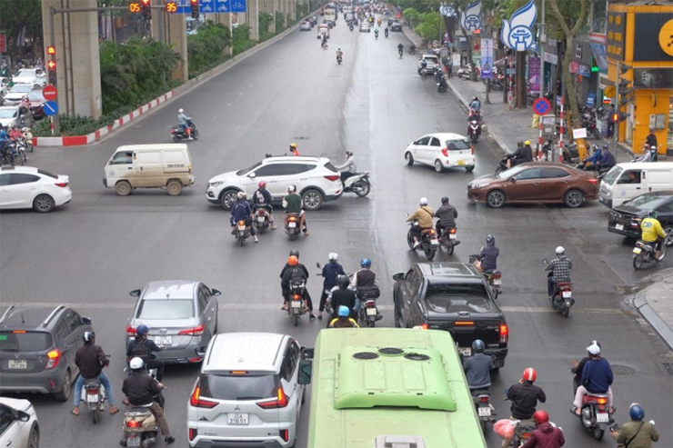 Cận cảnh những màn vượt đèn đỏ khiến giao thông Hà Nội trở nên lộn xộn - 1