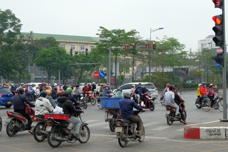 Cận cảnh những màn vượt đèn đỏ khiến giao thông Hà Nội trở nên lộn xộn - 3
