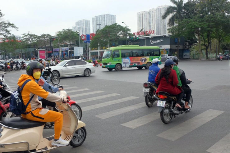 Cận cảnh những màn vượt đèn đỏ khiến giao thông Hà Nội trở nên lộn xộn - 7
