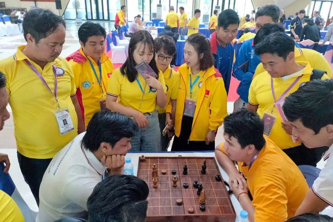 Tuyển cờ Ouk Chaktrang Việt Nam xếp nhì toàn đoàn tại giải tiền SEA Games 32. Trong ảnh: Đội tuyển đang tập luyện. Ảnh: VIETNAMCHESS