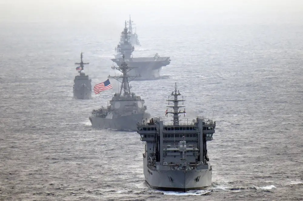 Tàu hải quân Philippines tập trận cùng tàu chiến Mỹ (ảnh: CNN)