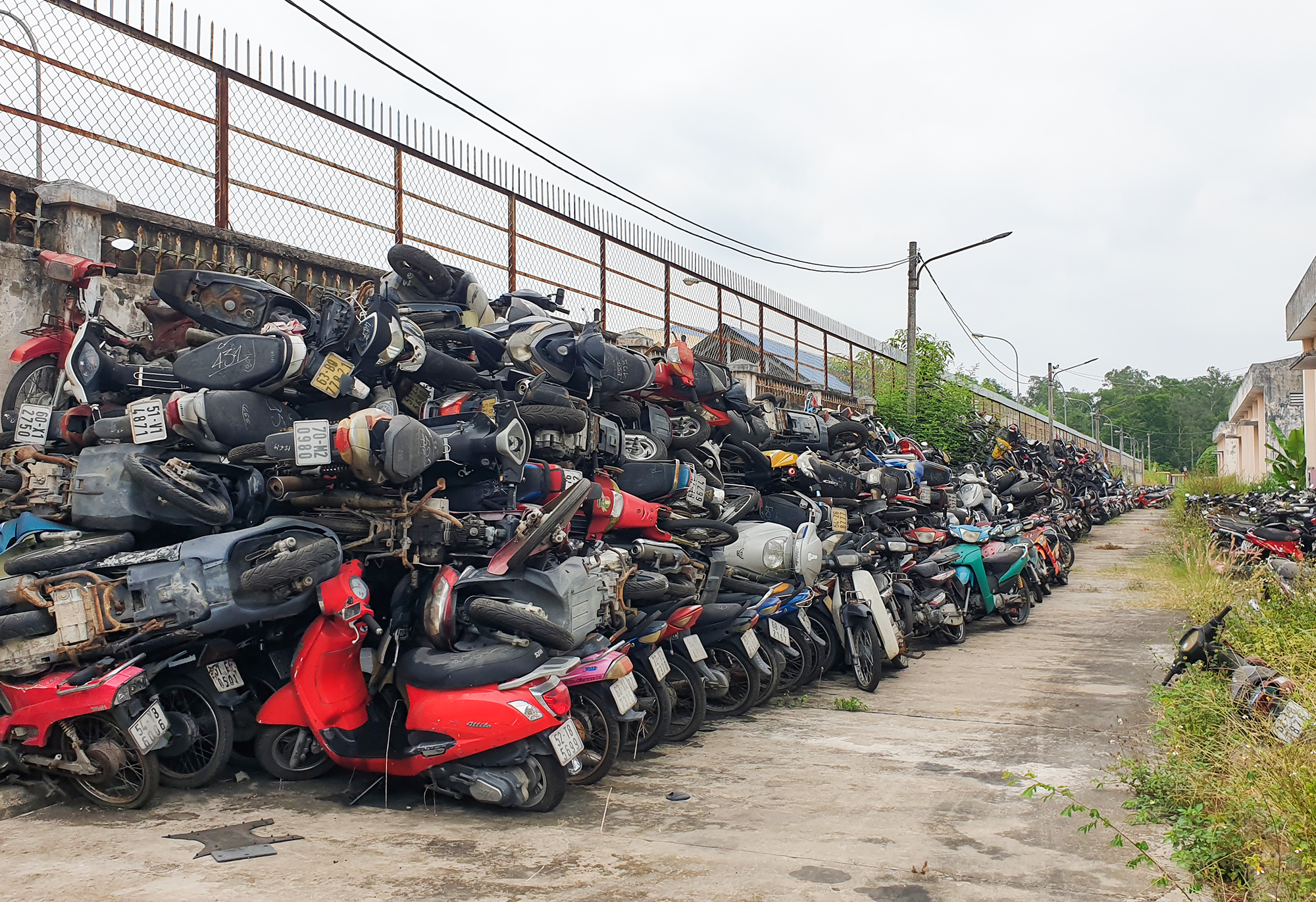 Cơ sở này tập trung số lượng lớn hơn 17.000 phương tiện vi phạm giao thông. Trong khuôn viên hơn 2ha, kho có nhiều khu nhà có mái che dùng để chứa&nbsp;tang vật, phương tiện vi phạm giao thông, nhưng bị quá tải. Hàng nghìn phương tiện được đưa ra dựng bên ngoài, số khác chất thành nhiều đống cao khoảng 3m.