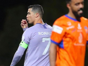 Bóng đá - Ronaldo &quot;tịt ngòi&quot; ở Ả Rập: Nổi cáu với đối thủ, phớt lờ fan sau trận