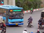 Tin tức trong ngày - Cận cảnh những màn vượt đèn đỏ khiến giao thông Hà Nội trở nên lộn xộn