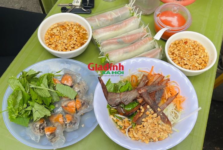 Nộm bò khô còn được mix chung với lạc, bánh bột lọc,...vv..