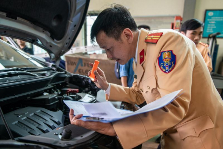 Cán bộ, chiến sĩ được tăng cường nhanh chóng bắt tay vào công việc kiểm định hỗ trợ người dân.