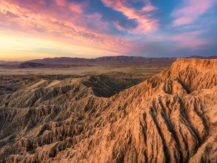 Anza Borrego là sa mạc nằm trong một trong những khu vực khô cằn và hoang dã nhất ở miền nam California, Mỹ. Đây là nơi mà nhiệt độ mùa hè có thể lên tới 51 độ C.
