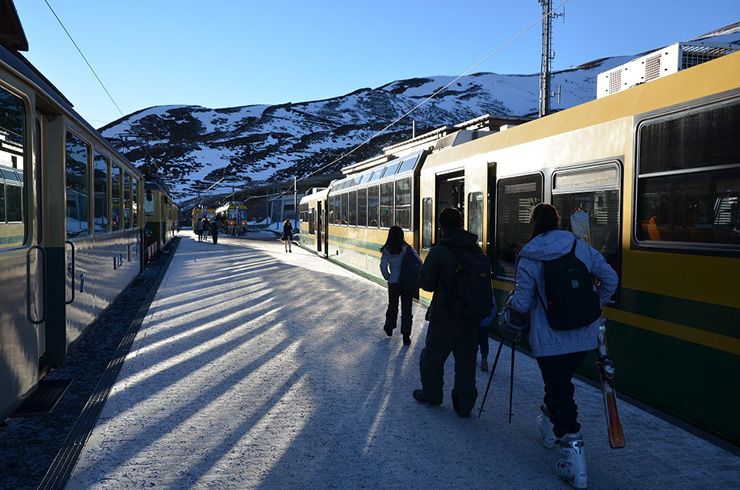 Thay vì phải leo núi để chinh phục Jungfraujoch, giờ đây mọi người chỉ cần đi tàu trong khoảng 30 phút là đến nhà ga xe lửa cao nhất ở châu Âu để chiêm ngưỡng khung cảnh núi non tuyệt vời nhất thế giới.
