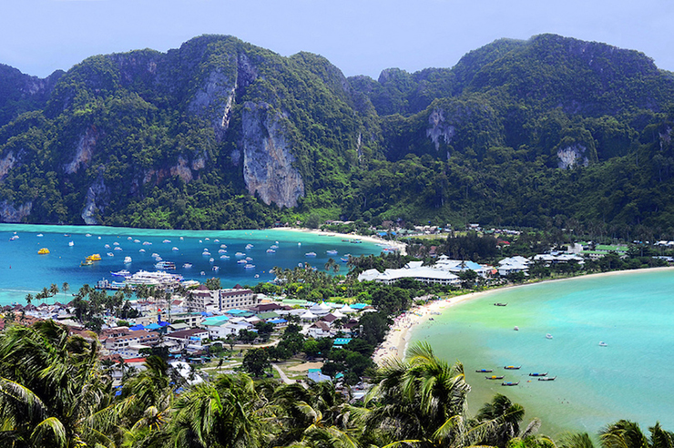 Phi Phi là một quần đảo xinh đẹp nằm ở tỉnh Krabi của Thái Lan, cách Phuket không xa. Du khách đến đây tận hưởng những bãi biển và tham gia nhiều hoạt động giải trí dưới nước như lặn với ống thở và chèo thuyền kayak. Hòn đảo đã bị tàn phá bởi trận sóng thần năm 2004, nhưng đang phục hồi trở lại với những công trình xây dựng mới.
