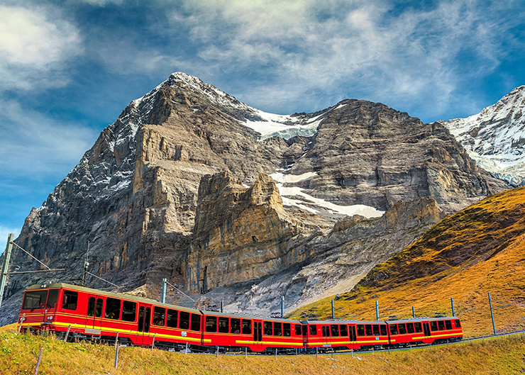 Ở cuối tuyến đường sắt Jungfraubahn, họ đã xây dựng một nhà ga xe lửa ngoạn mục tên Jungfraujoch, nằm trên một tảng đá giữa núi Jungfrau và Monch, cả 2 ngọn núi đều cao hơn 4.000m so với mực nước biển.
