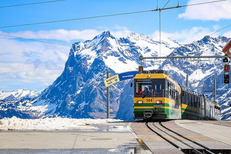 Ngày nay, Jungfraujoch được công nhận là nhà ga xe lửa nằm ở vị trí cao nhất châu Âu, là một trong những địa điểm thu hút khách du lịch nổi tiếng nhất Thuỵ Sĩ.
