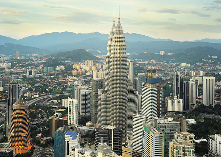 Kuala Lumpur là một thành phố nhộn nhịp đóng vai trò là thủ đô của Malaysia. Là thành phố đông dân nhất của đất nước, nơi đây tràn ngập những tòa nhà chọc trời được thiết kế sáng tạo, bao gồm cả tháp đôi Petronas mang tính biểu tượng, tòa tháp đôi cao nhất thế giới. Kuala Lumpur cũng có Bảo tàng Nghệ thuật Hồi giáo nổi bật.
