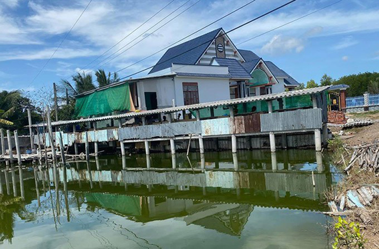 Ngoài đất xây nhà, Quách Ngọc Ngoan còn đầu tư nuôi cá và chồn ở trong khu đất.&nbsp;
