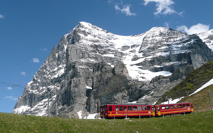 Người đầu tiên leo lên vị trí trước khi nhà ga Jungfraujoch xây dựng là vào năm 1862. Lúc đó, một nhóm người leo núi bao gồm người Anh và Thuỵ Sĩ đã đi bộ tới đây.
