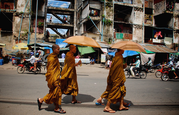 Từng được mệnh danh là “hòn ngọc châu Á”, Phnom Penh được coi là một trong những thành phố đẹp nhất mà người Pháp đã xây dựng ở Đông Dương. Ảnh hưởng của Pháp vẫn có thể được nhìn thấy ngày nay ở thủ đô của Campuchia. Các điểm tham quan hàng đầu bao gồm Cung điện Hoàng gia và Bảo tàng Quốc gia, nơi có một bộ sưu tập lớn các hiện vật Khmer.
