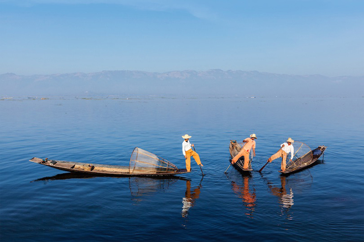 Hồ Inle nằm ở phía đông nam Myanmar, là hồ lớn thứ hai của quốc gia này. Người Intha sống trong những ngôi làng nhỏ quanh hồ và những ngôi nhà nổi trên hồ, tạo nên một khung cảnh đẹp như tranh vẽ.
