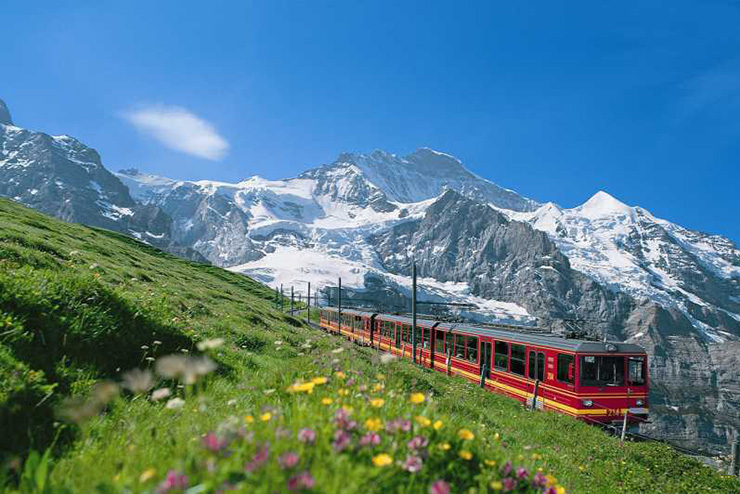 Jungfraubahn có vẻ không khả thi trên lý thuyết, nhưng vào năm 1912, tuyến đường sắt này đã được khánh thành và đã hoạt động kể từ đó đến nay.
