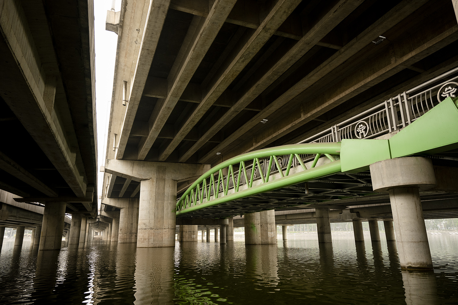 Hình ảnh không ngờ ở cây cầu có kiến trúc giống cầu cổ, giúp tài xế tránh nắng mưa - 4