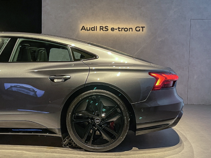 Audi RS E-Tron GT được phân phối chính hãng trong tháng này - 4
