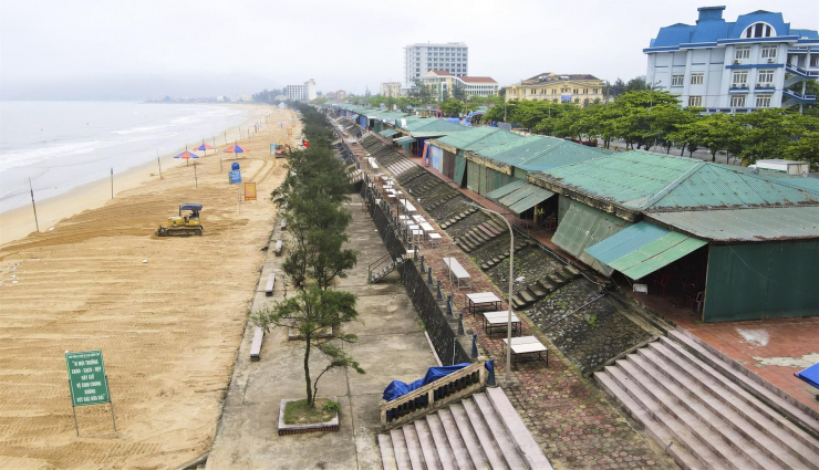 Tuy nhiên, dọc bãi biển Thiên Cầm vẫn tồn tại hàng chục ki-ốt chắn biển chưa được di dời. Các ki-ốt được lớp mái tạm bợ, dây và cột bóng đèn như mạng nhện khiến nơi đây trở nên nhếch nhác.