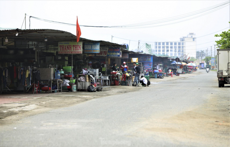 Ông Nguyễn Văn Tuệ, Chủ tịch UBND thị trấn Thiên Cầm (huyện Cẩm Xuyên) cho biết: "Hiện còn 46 ki-ốt chắn biển. Dự kiến sau mùa du lịch năm nay, các ki-ốt khi hết hạn hợp đồng sẽ được di dời vào bên trong, trả lại cảnh quan và lối xuống biển cho khu du lịch".