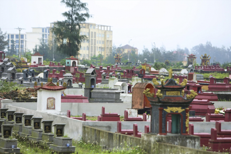 Lên phương án di dời hàng nghìn ngôi mộ cạnh bãi biển đẹp nhất Hà Tĩnh - 12