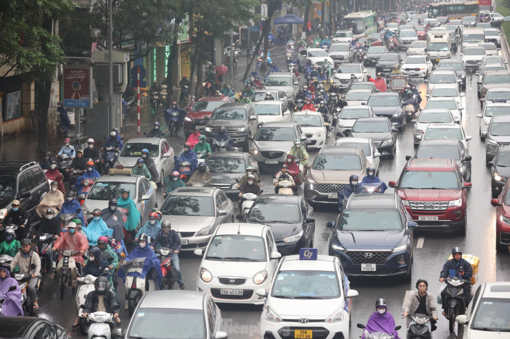 Lòng đường chật cứng các phương tiện di chuyển, ôtô đi thành nhiều hàng, vỉa hè chật kín xe máy.