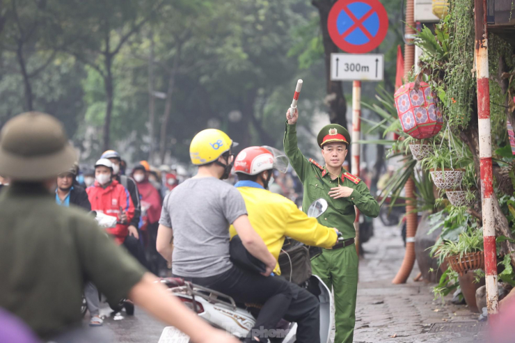 Lực lượng chức năng căng mình điều tiết giao thông tại nút giao cầu Cống Mọc - phố Giáp Nhất.